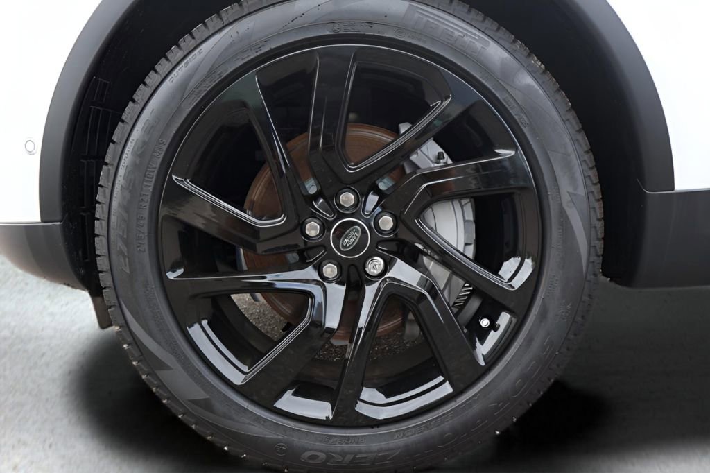 Used 2025 Land Rover Discovery S image 9