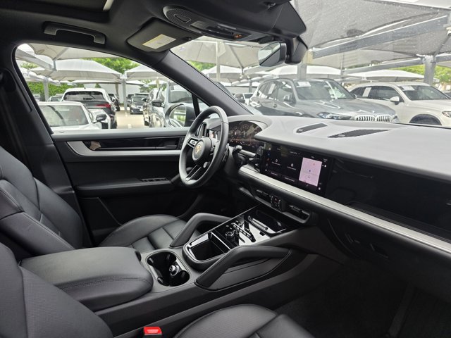 Used 2025 Porsche Cayenne image 11