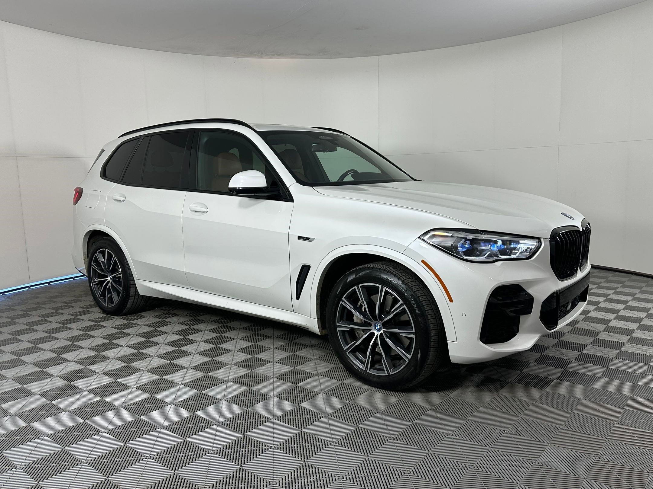 Used 2023 BMW X5 xDrive45e w/ Executive Package image 6