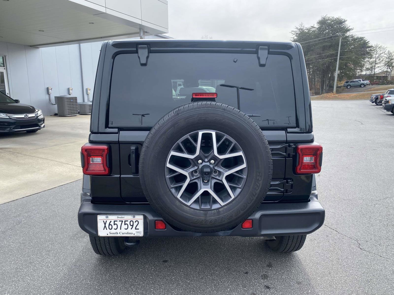 Used 2024 Jeep Wrangler Unlimited Sahara w/ Technology Group image 6