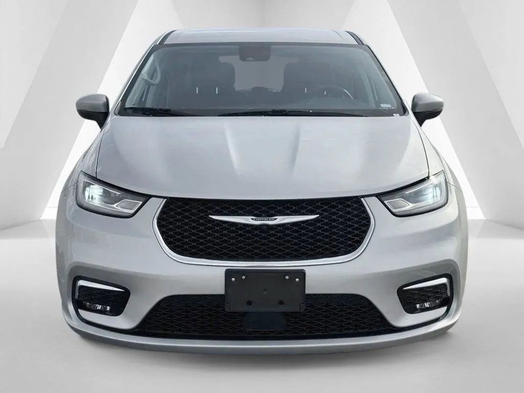 Used 2023 Chrysler Pacifica Touring-L image 2