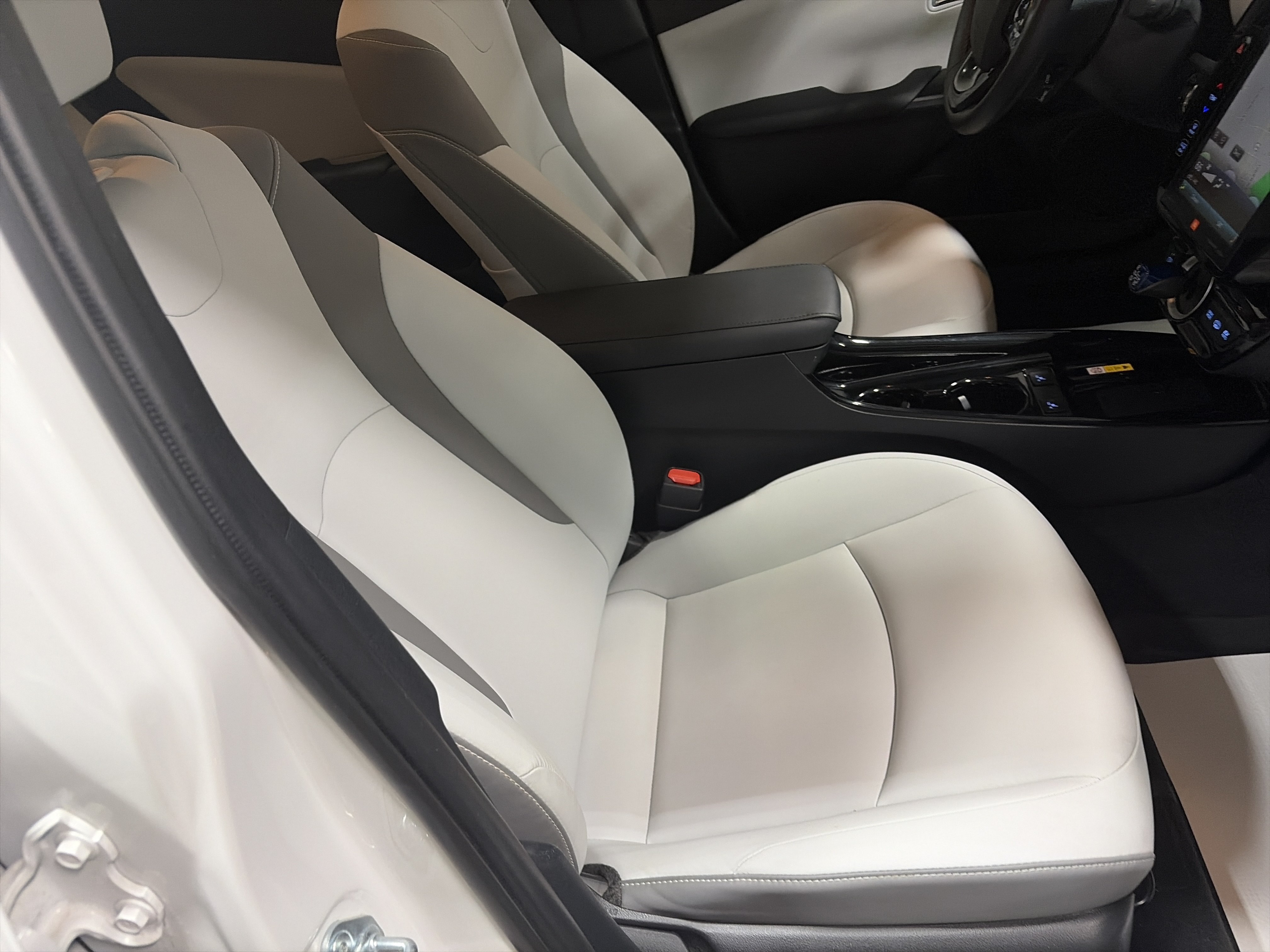 Used 2022 Toyota Prius Prime Limited FWD image 31