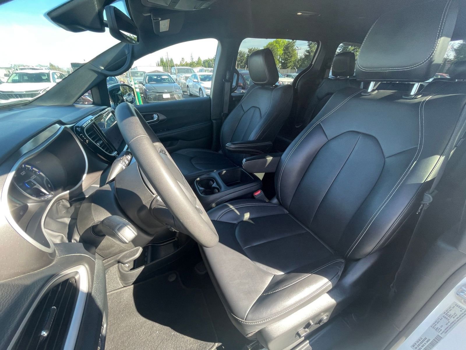 Used 2025 Chrysler Pacifica Select image 33