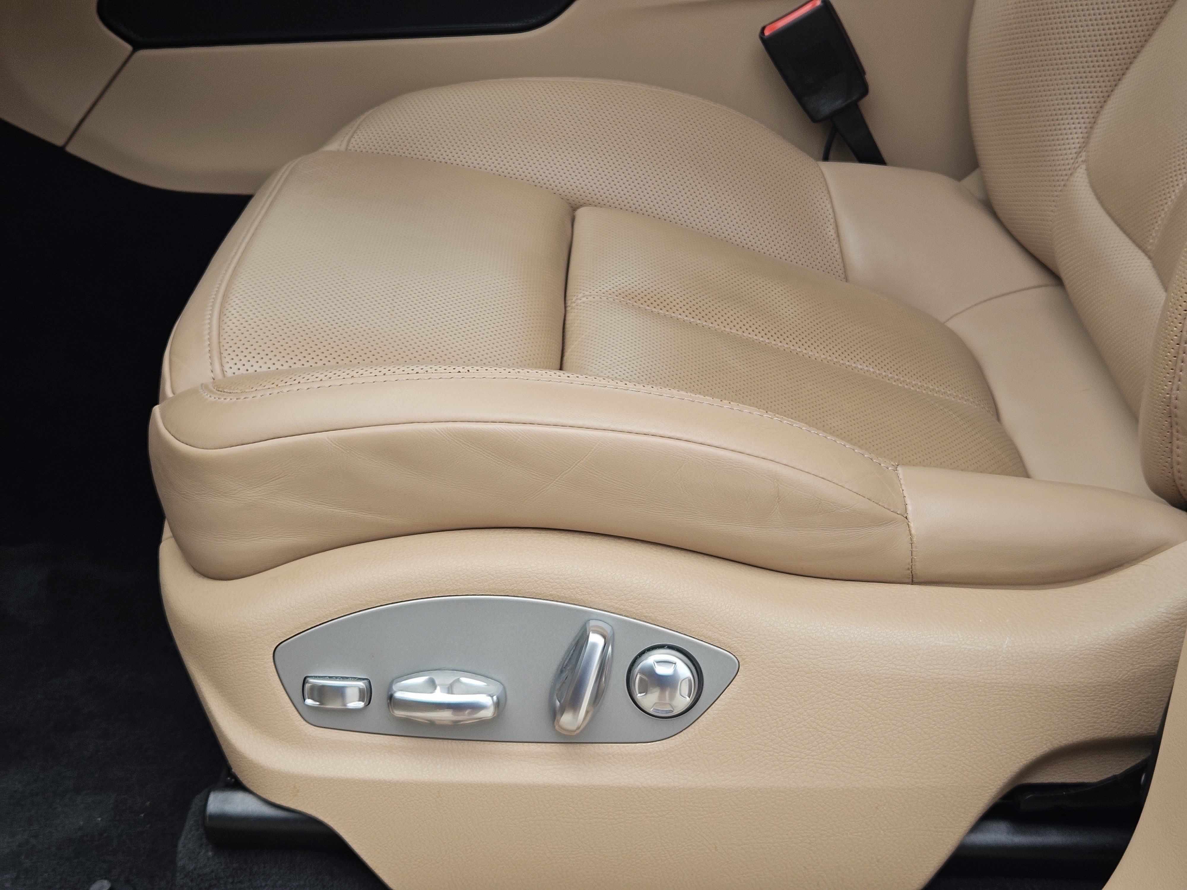 Certified 2023 Porsche Macan Turbo AWD/4WD image 23