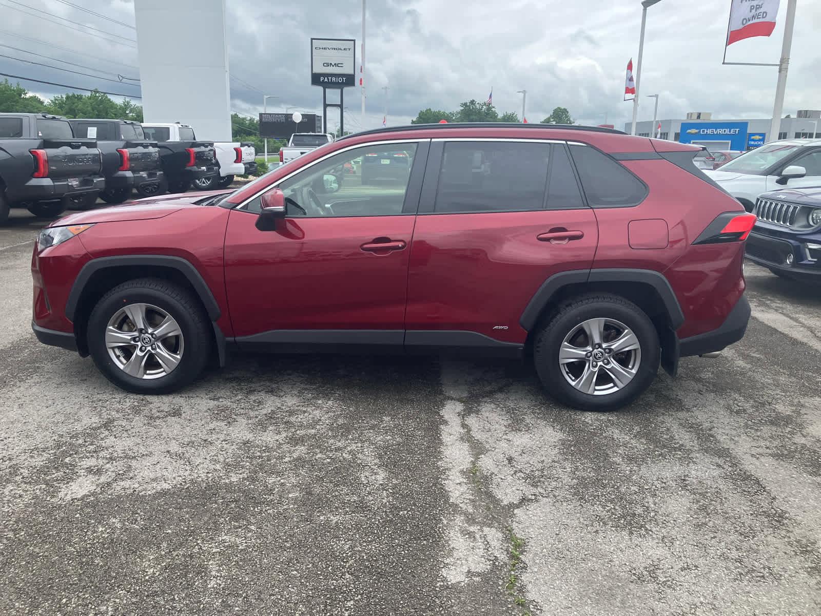 Used 2022 Toyota RAV4 LE AWD/4WD image 4