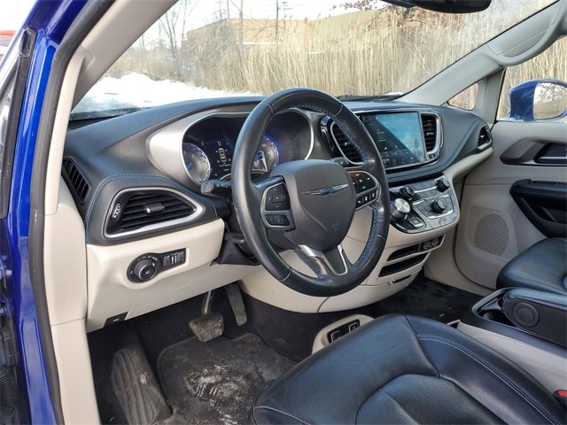 Used 2021 Chrysler Pacifica Touring-L image 10