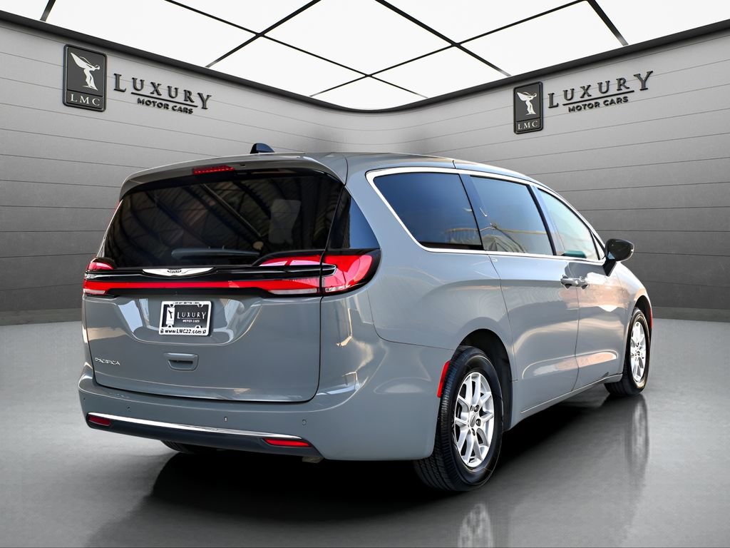 Used 2025 Chrysler Pacifica Select image 8