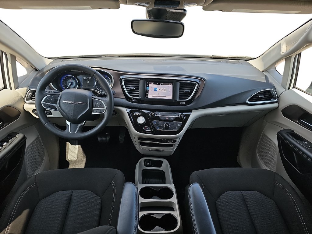 Used 2023 Chrysler Voyager LX FWD image 9