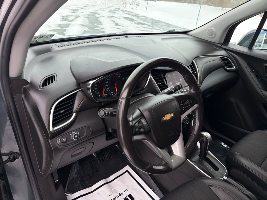 Used 2022 Chevrolet Trax LT w/ LT Convenience Package image 12