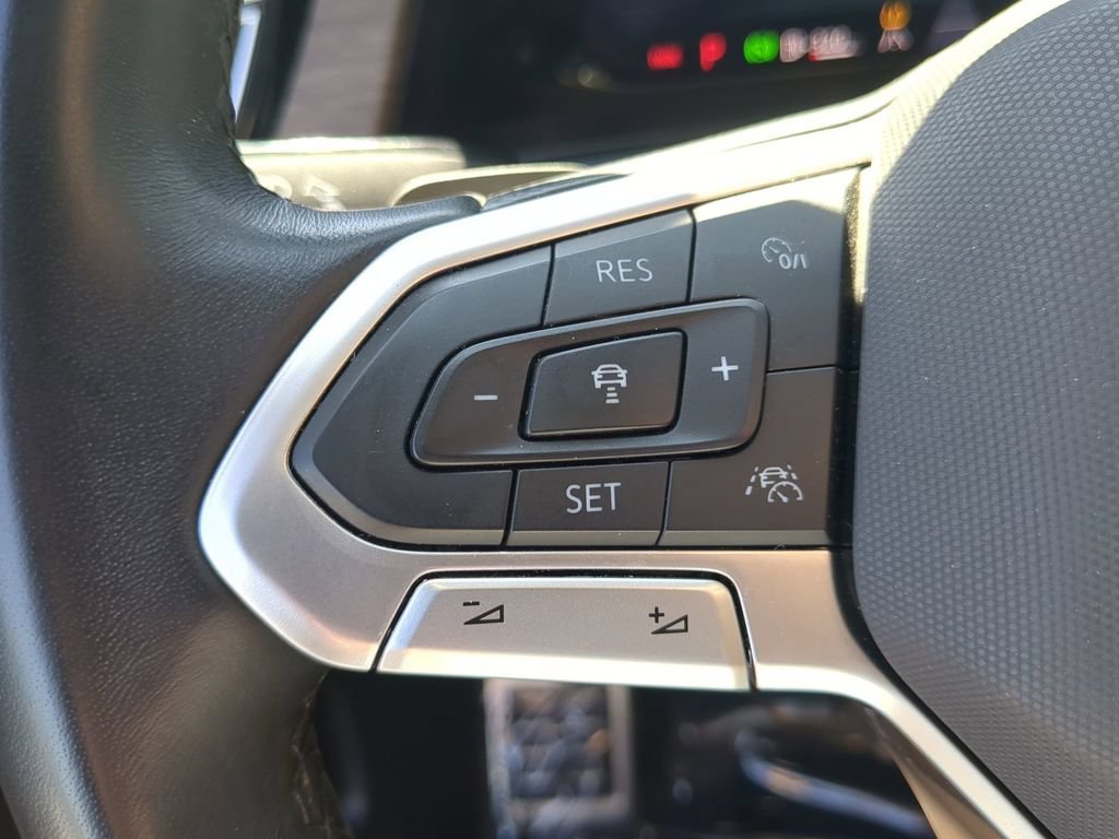 Certified 2025 Volkswagen Atlas SEL Premium R-Line AWD/4WD image 32