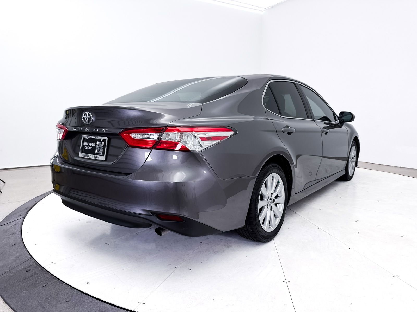 Used 2018 Toyota Camry LE w/ Convenience Package FWD image 14