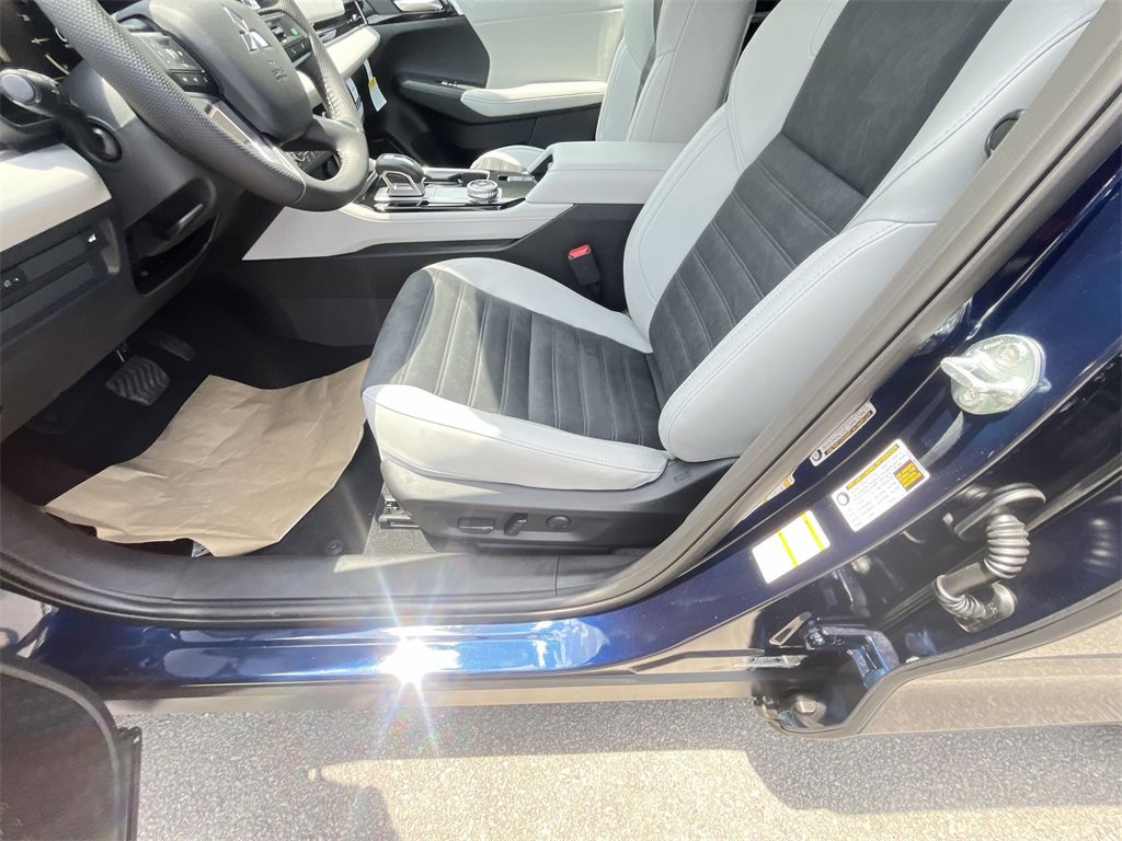 New 2025 Mitsubishi Outlander SE image 12