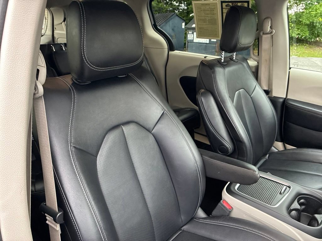 Used 2024 Chrysler Pacifica Touring-L FWD image 31