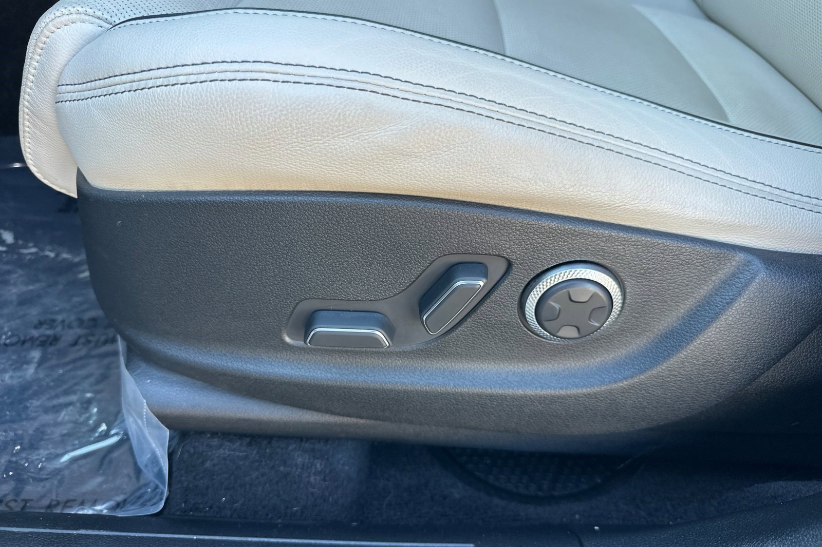 Used 2022 Genesis GV70 2.5T w/ Advanced Package image 14