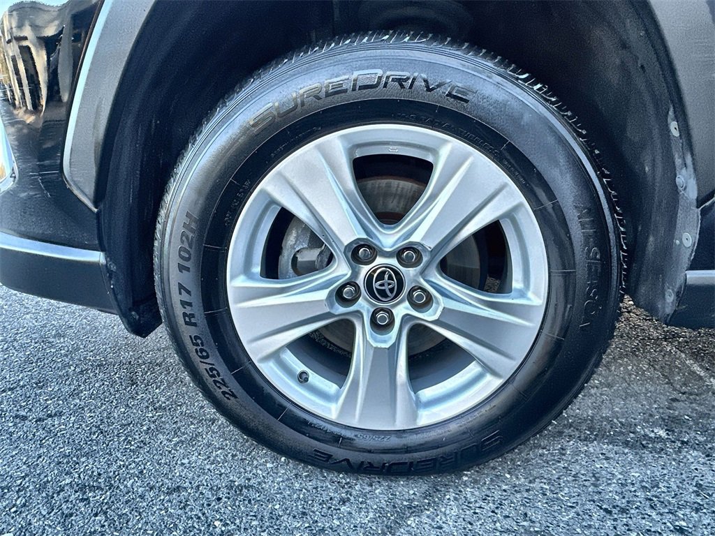 Used 2021 Toyota RAV4 XLE image 18