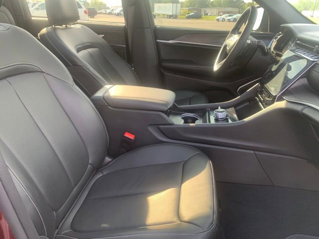 Used 2025 Jeep Grand Cherokee Limited w/ Luxury Tech Group II image 30