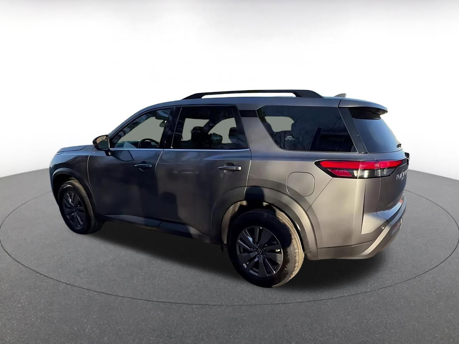 Used 2025 Nissan Pathfinder SV image 10