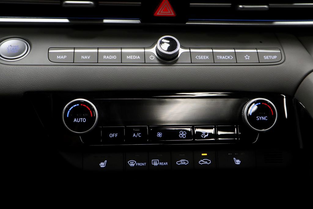 Certified 2025 Hyundai Elantra SEL FWD image 30