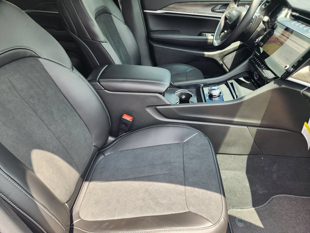 New 2026 Jeep Grand Cherokee Altitude RWD image 22