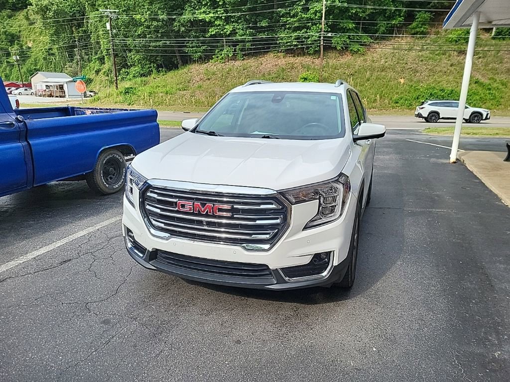 Used 2022 GMC Terrain SLT w/ Tech Package AWD/4WD image 2