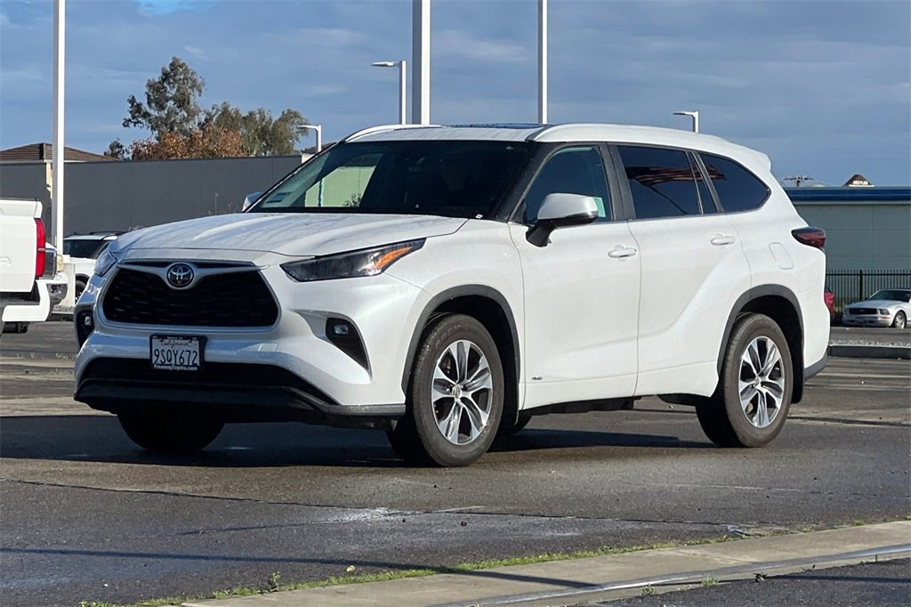 Certified 2025 Toyota Highlander XLE image 10