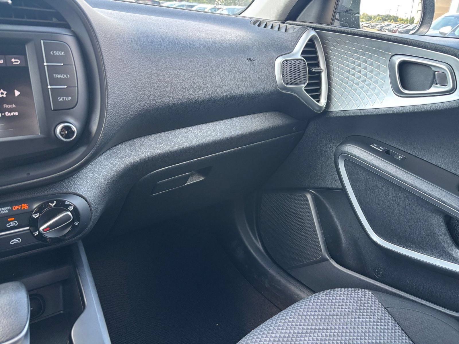 Used 2025 Kia Soul LX w/ LX Technology Package FWD image 28