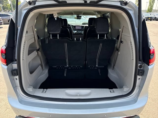 Used 2024 Chrysler Pacifica Touring-L FWD image 13
