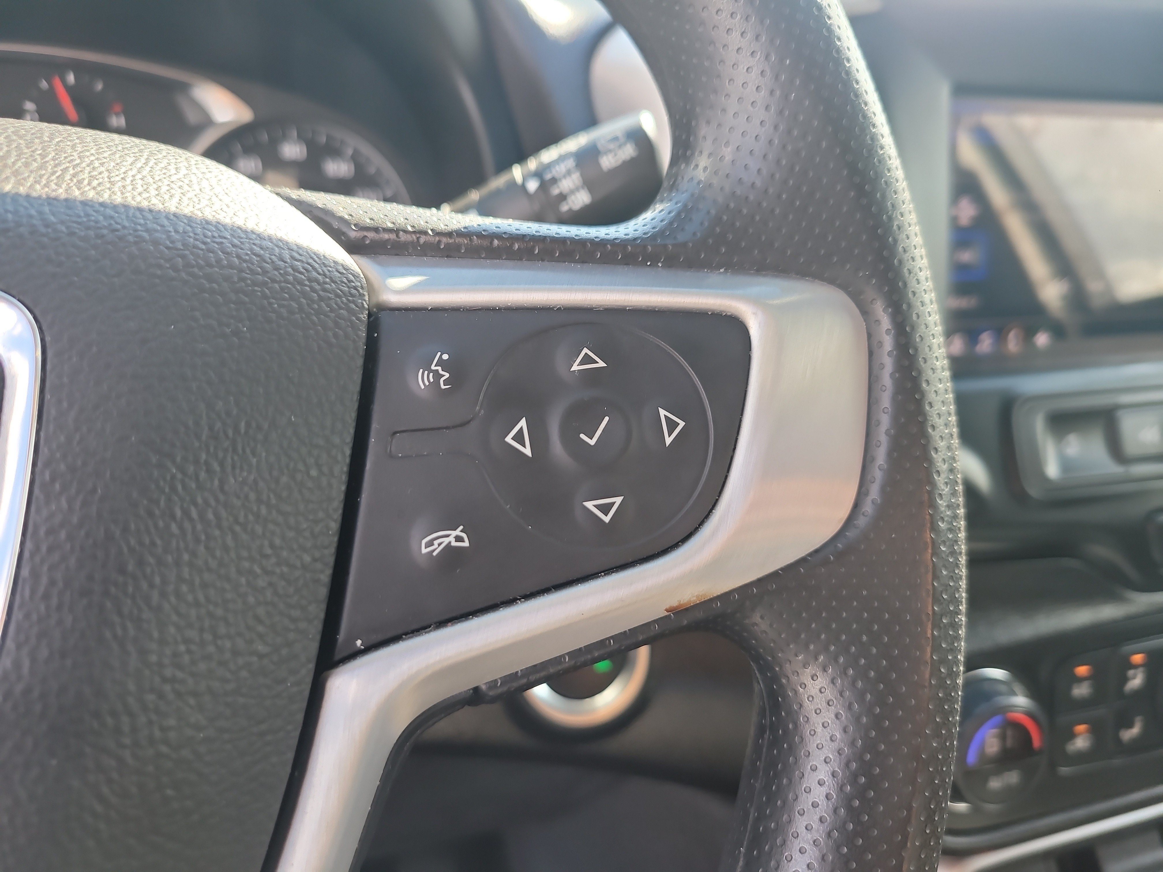 Used 2024 GMC Terrain SLE w/ Driver Convenience Package FWD image 28