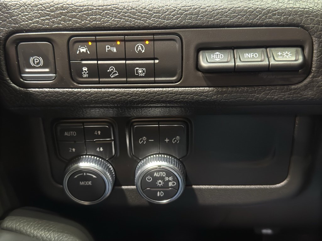 Used 2024 GMC Yukon XL Denali image 35