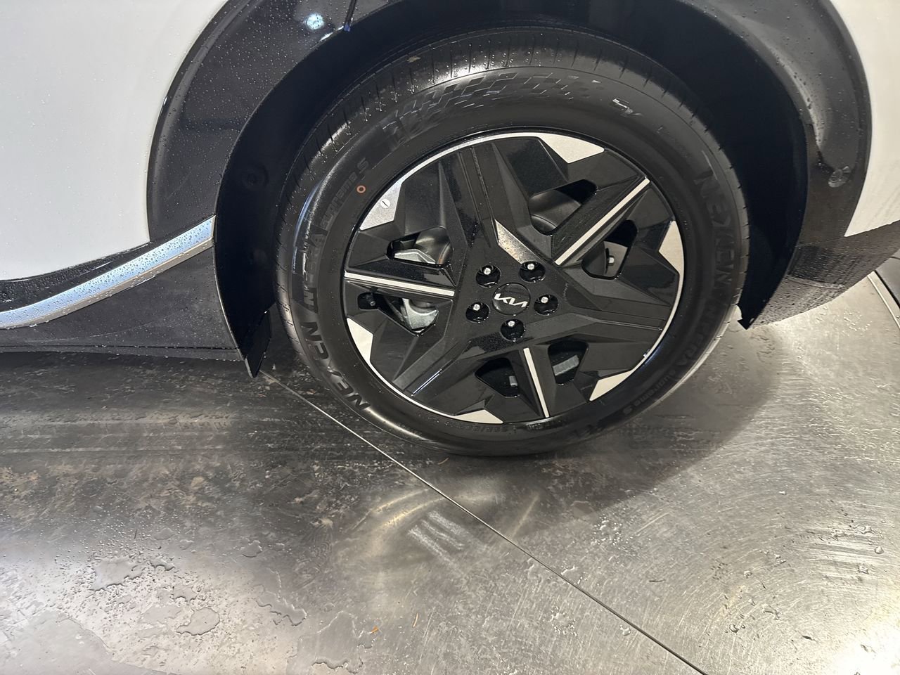 New 2025 Kia EV6 Wind image 12