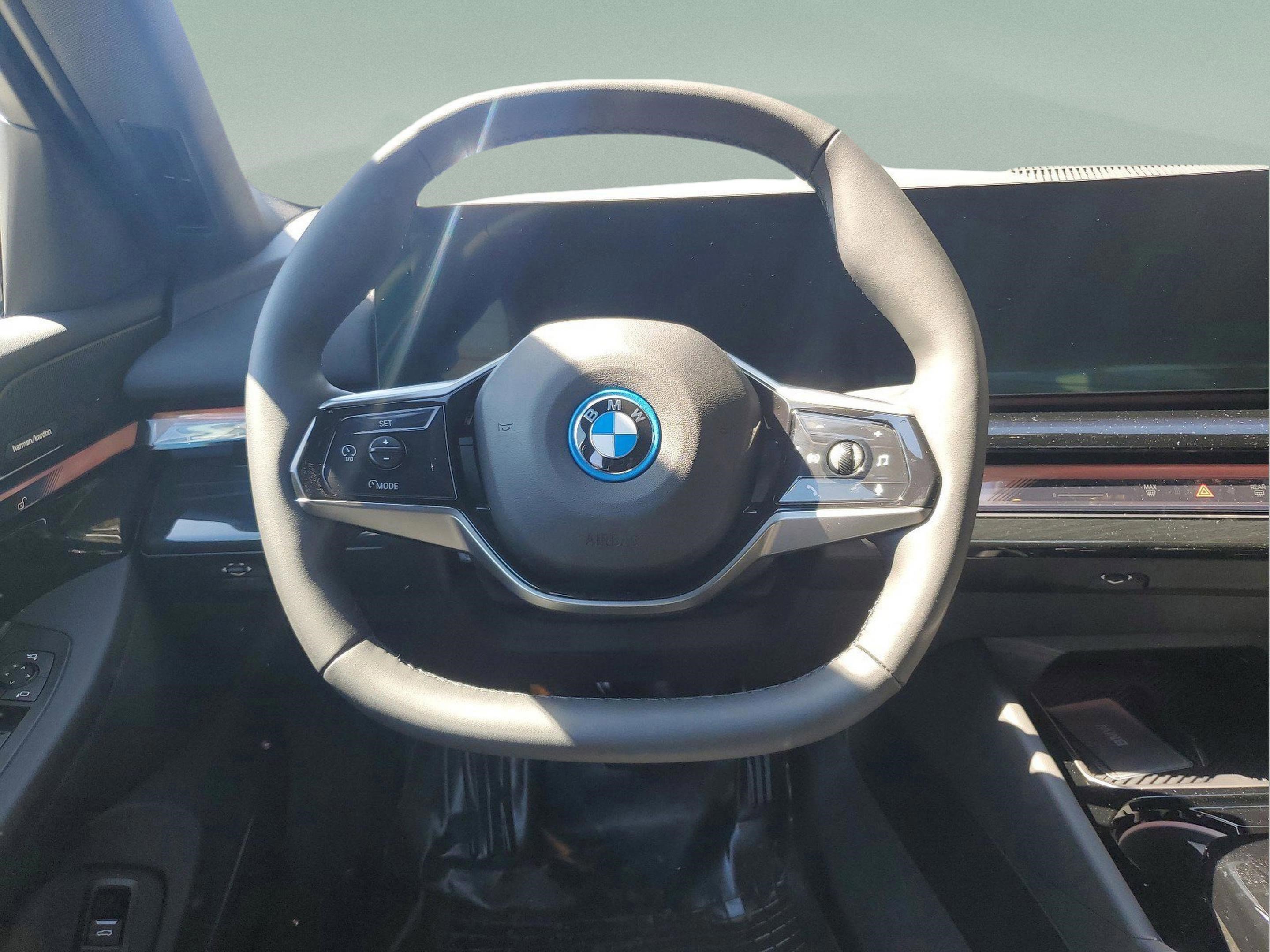Used 2025 BMW i5 eDrive40i w/ Premium Package RWD image 10