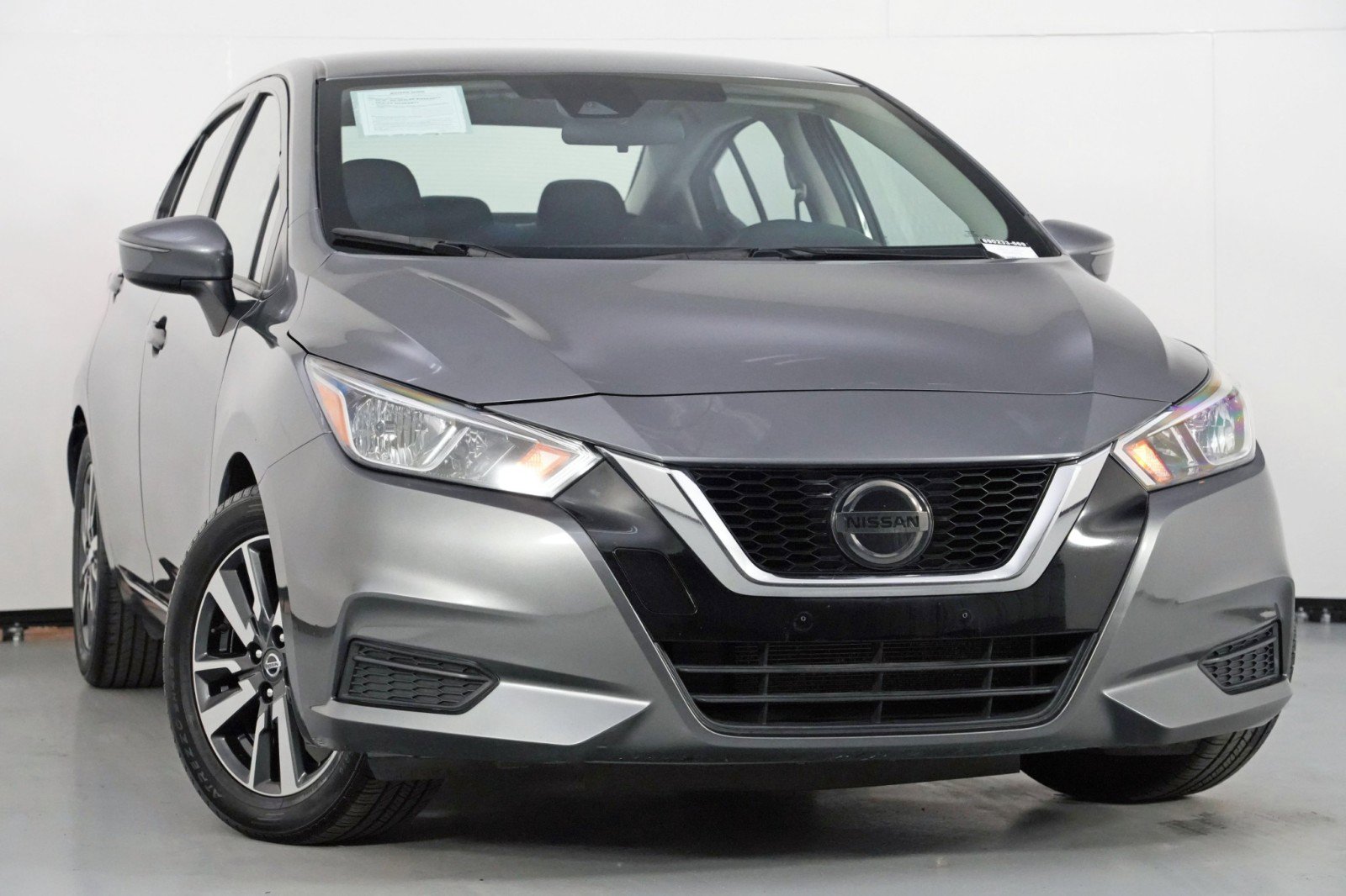 Used 2021 Nissan Versa SV image 2