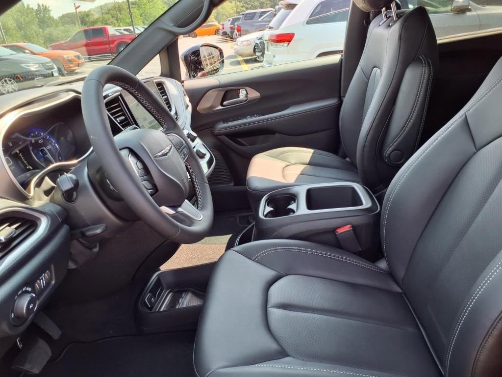 New 2026 Chrysler Pacifica Select image 14