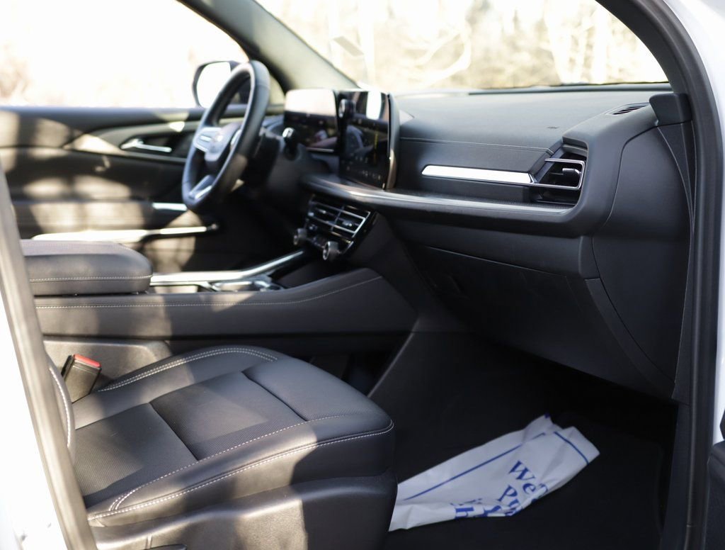 Used 2025 Chevrolet Traverse LT image 34