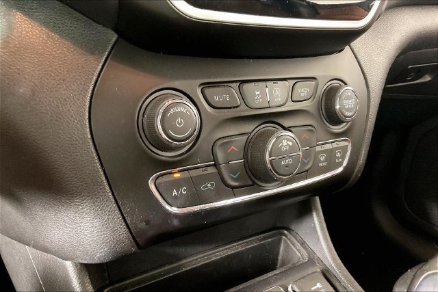 Used 2019 Jeep Cherokee Overland w/ Technology Group AWD/4WD image 10
