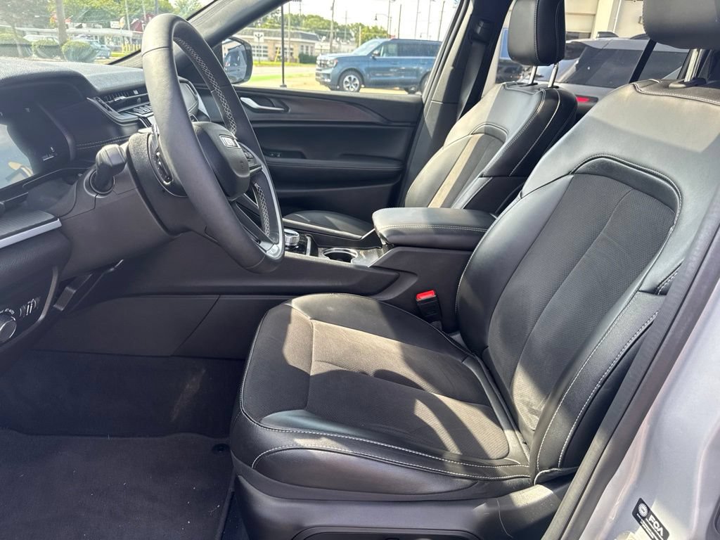Used 2024 Jeep Grand Cherokee Altitude AWD/4WD image 3