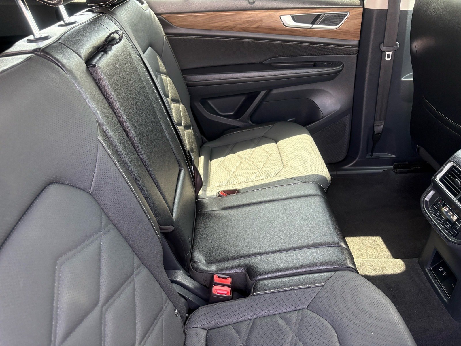 Used 2025 Volkswagen Atlas SE AWD/4WD image 17