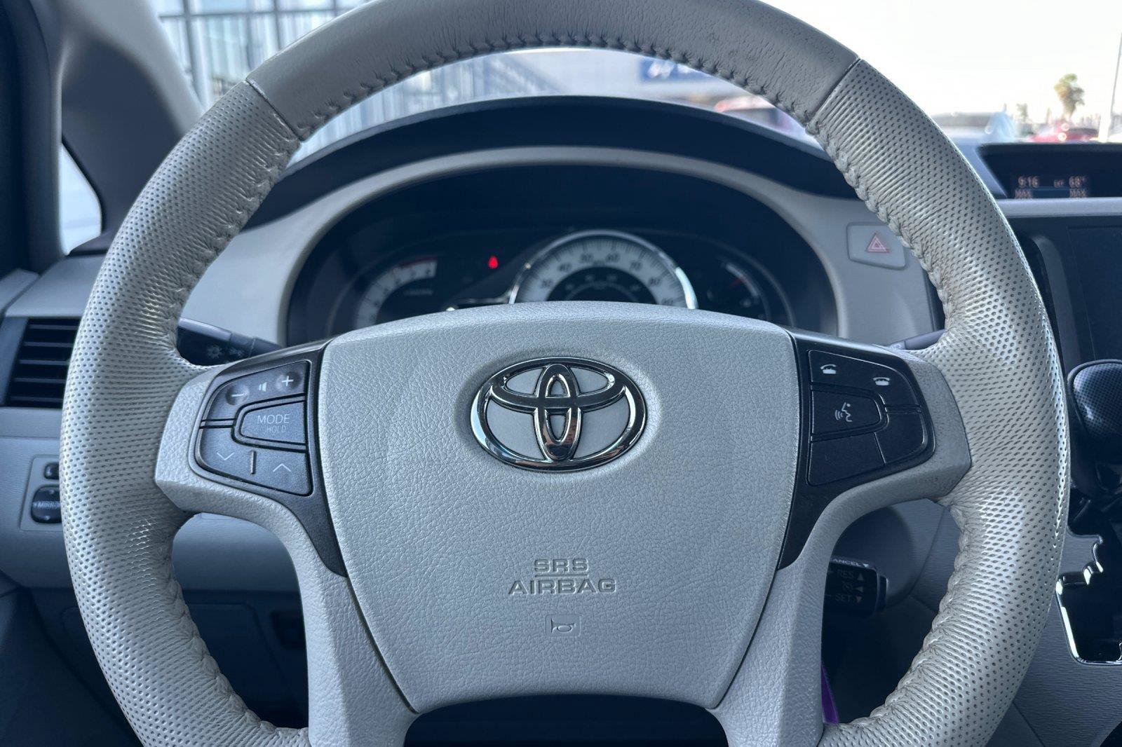 Used 2014 Toyota Sienna SE FWD image 24