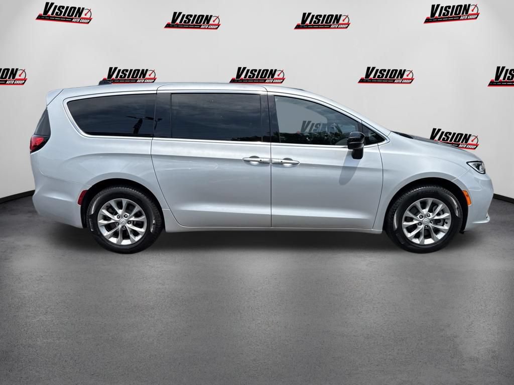 New 2026 Chrysler Pacifica Select AWD/4WD image 4