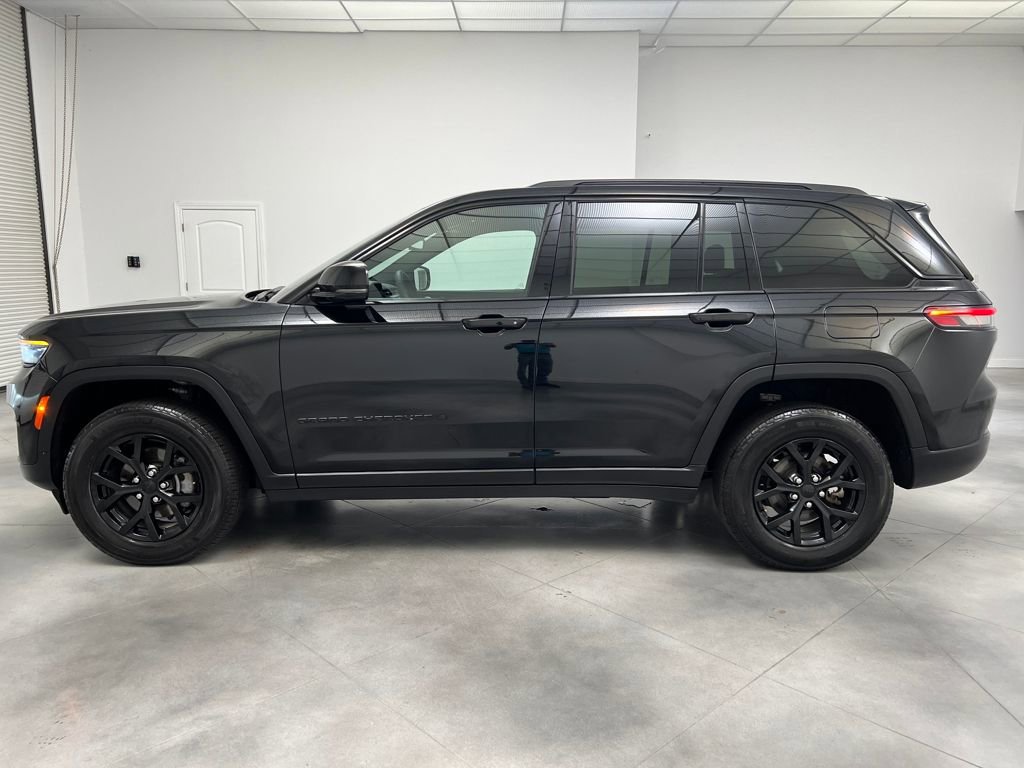 Used 2024 Jeep Grand Cherokee Altitude image 4