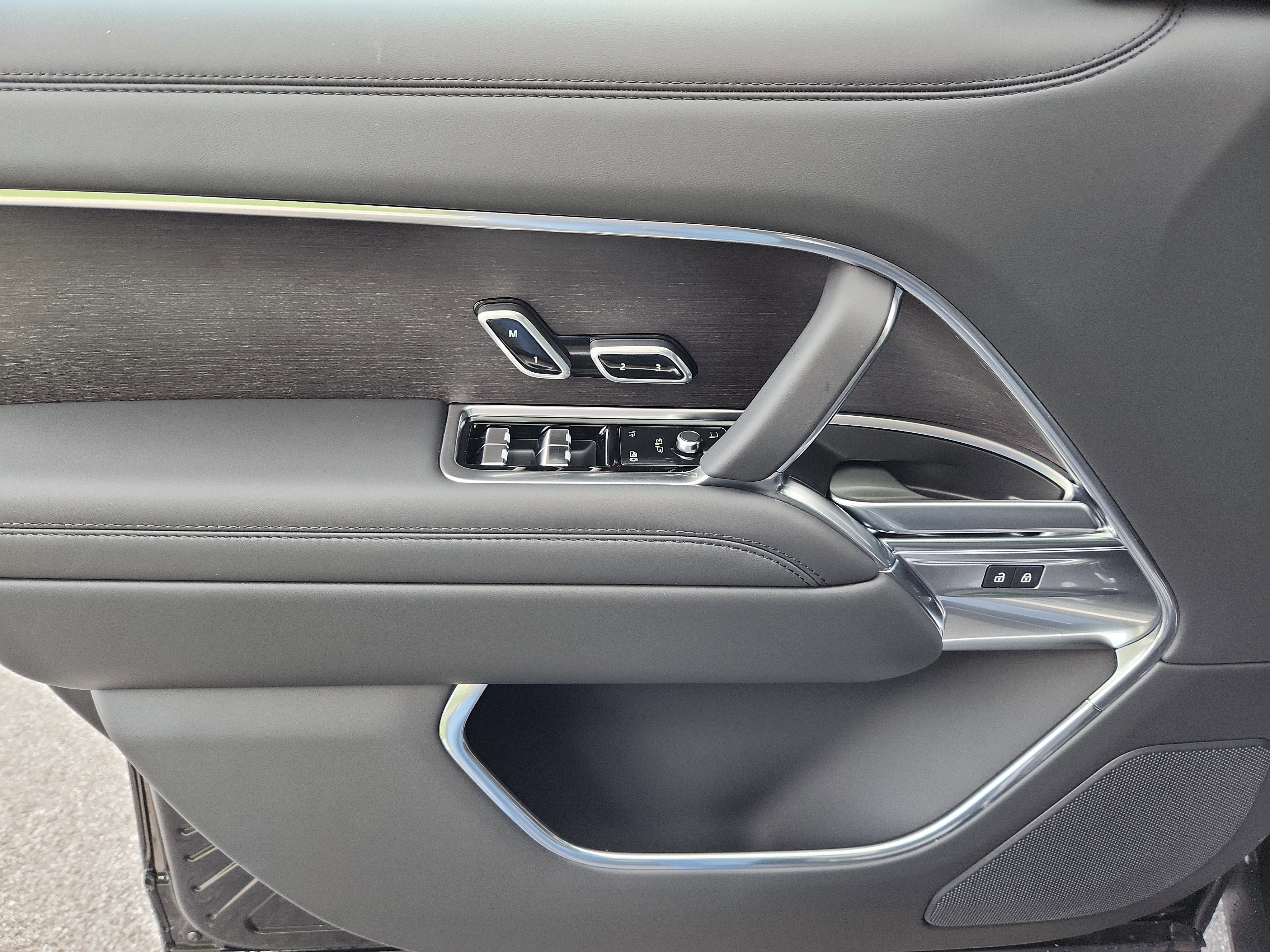 New 2025 Land Rover Range Rover SE image 24