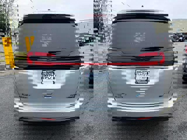Used 2023 Chrysler Pacifica Limited w/ Uconnect Theater Family Group image 3