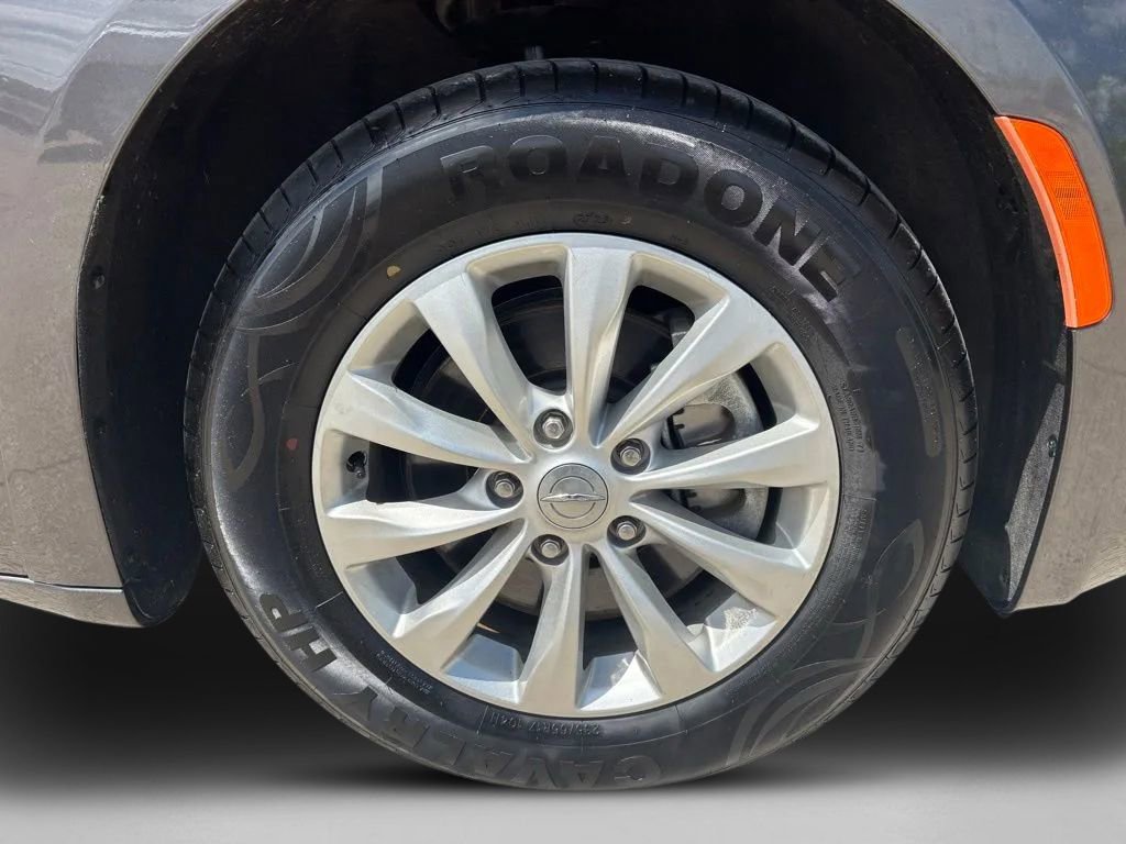 Used 2017 Chrysler Pacifica Touring w/ Tire & Wheel Group FWD image 10