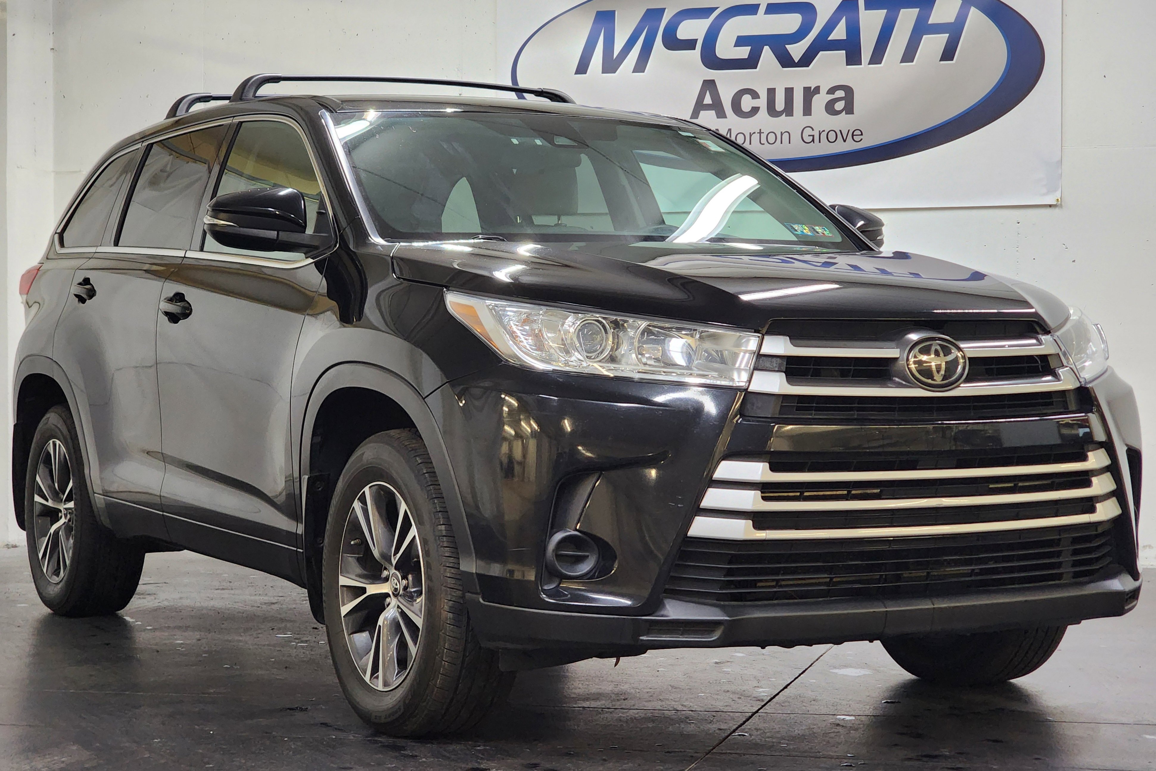 Used 2017 Toyota Highlander LE image 2