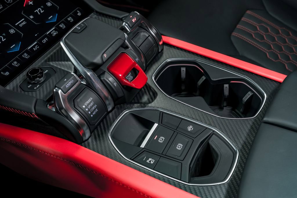 Used 2025 Lamborghini Urus SE image 31