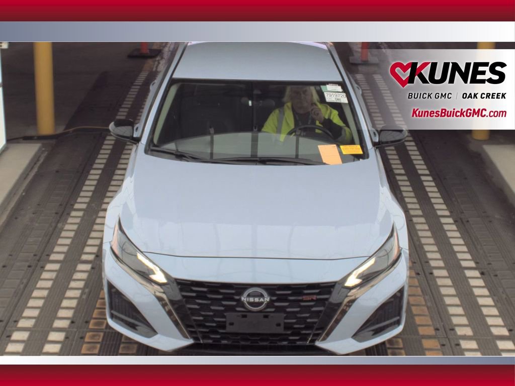 Used 2025 Nissan Altima 2.5 SR FWD image 3