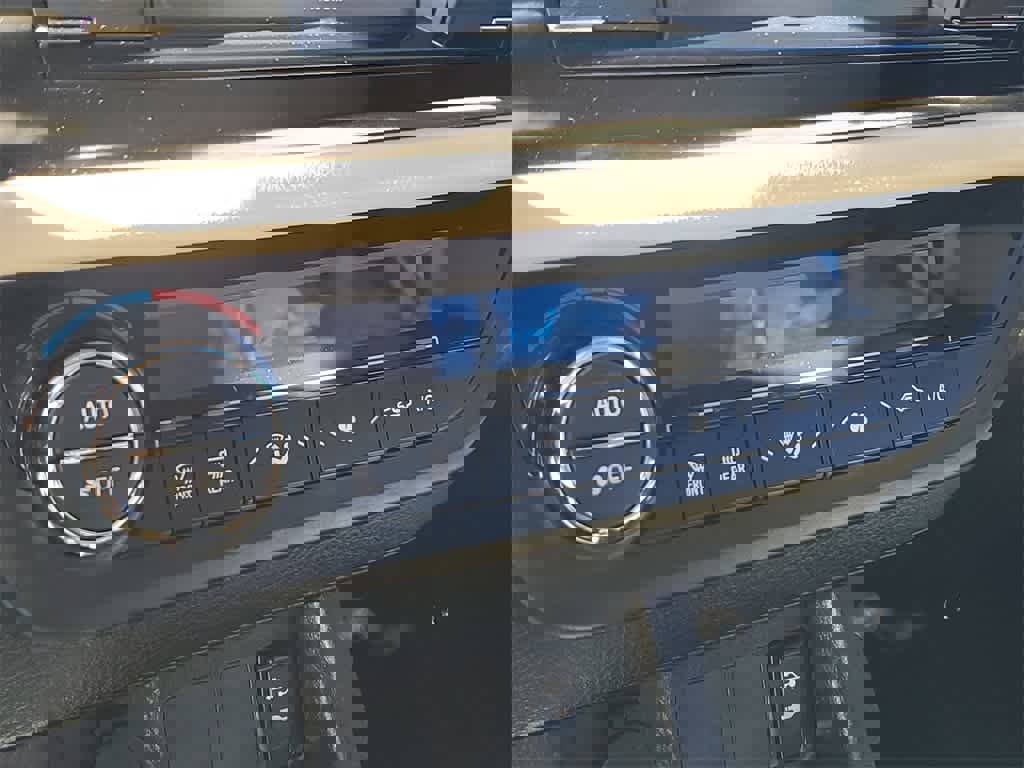 Used 2015 Toyota Corolla LE image 28