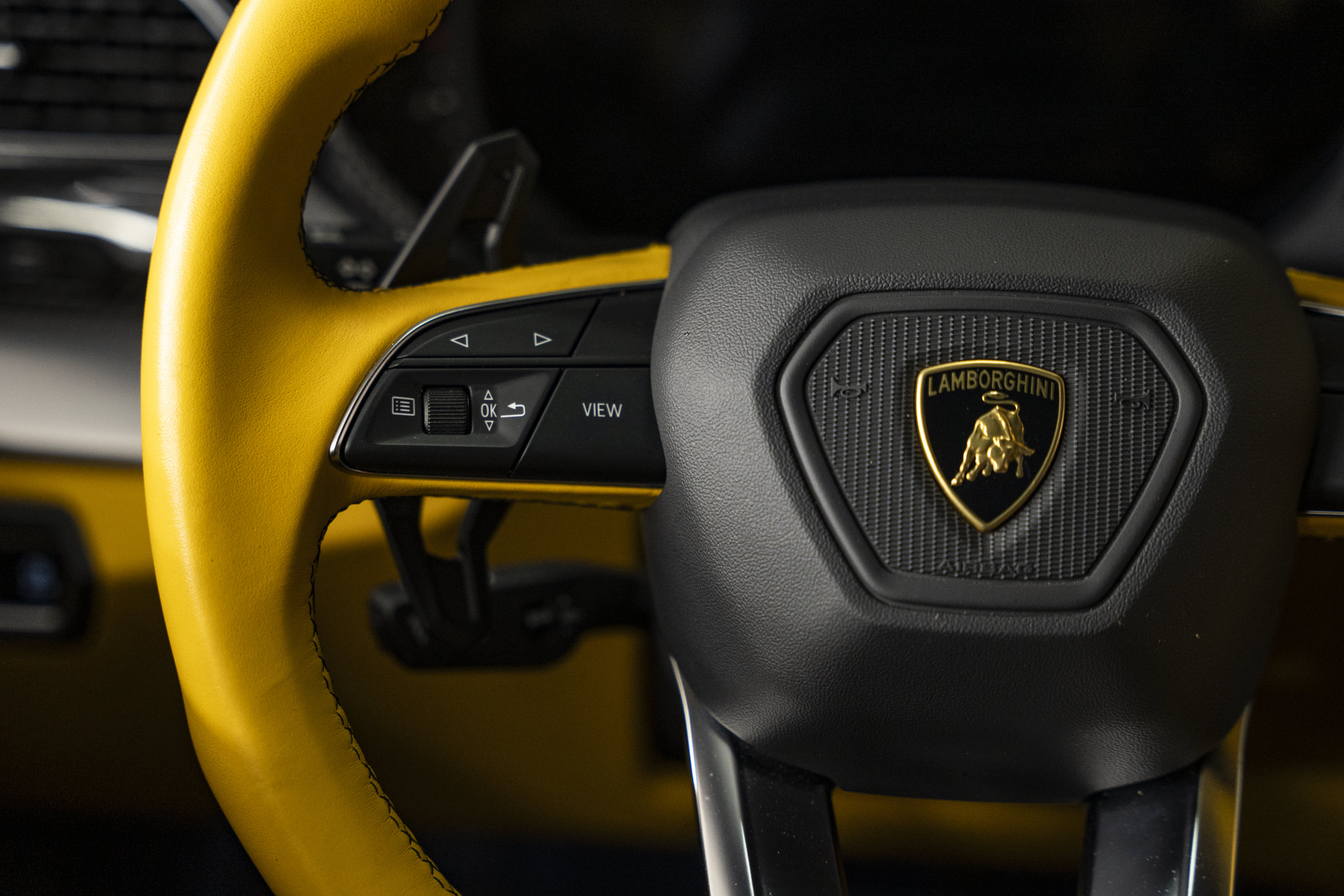 Used 2022 Lamborghini Urus AWD/4WD image 35