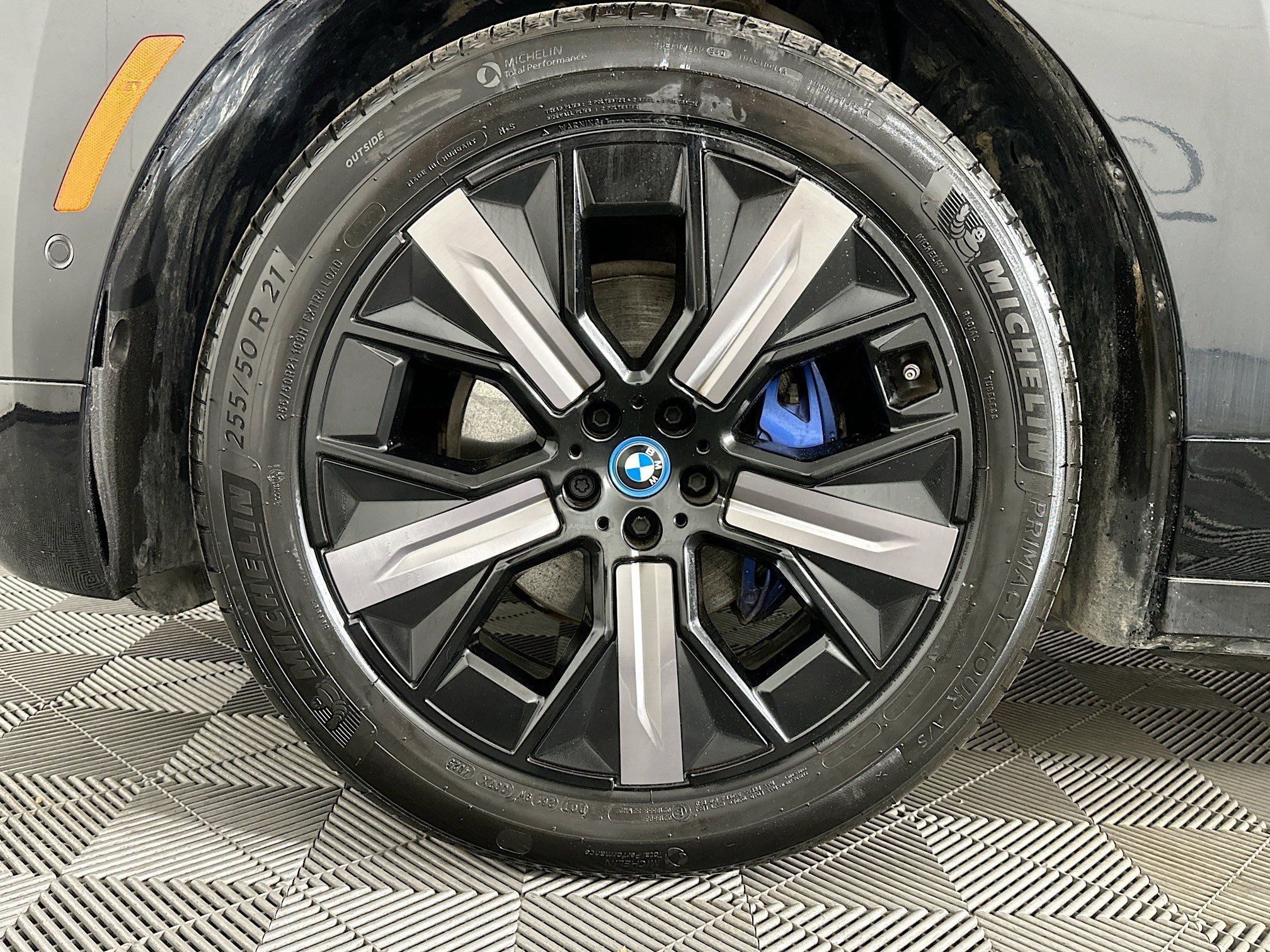 Used 2024 BMW iX xDrive50 w/ Premium Package AWD/4WD image 34
