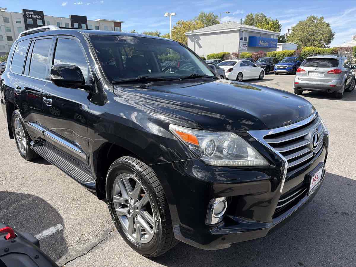 Used 2013 Lexus LX 570 4WD w/ Luxury Pkg image 6